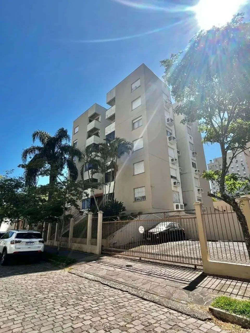 Vende apartamento de 02 dormitórios, sala para 02 ambientes com sacada fechada, banho soci