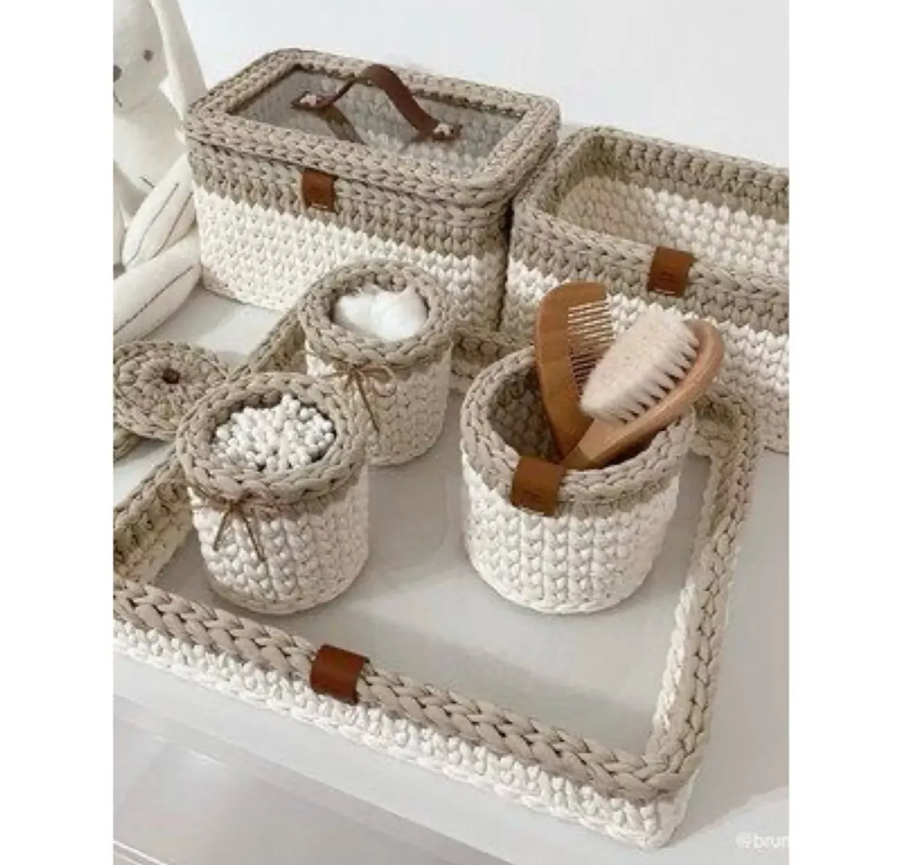 Cesto de crochê para organizar o quarto do bebê
