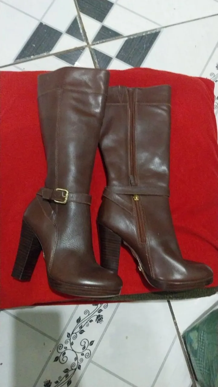 Bota de Couro Marrom Salto Alto