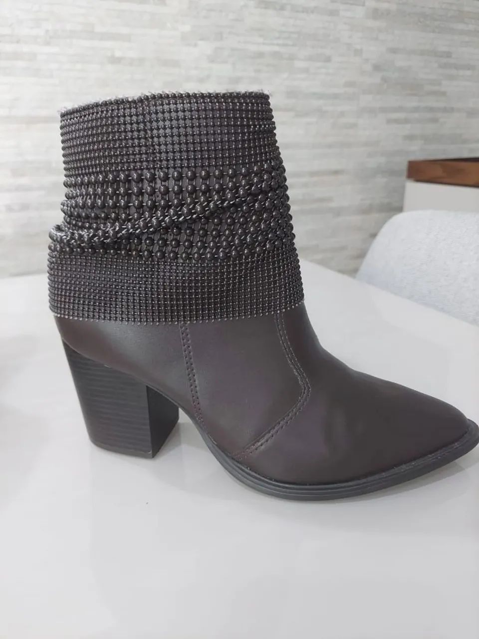 Bota Feminina Marrom com Detalhes