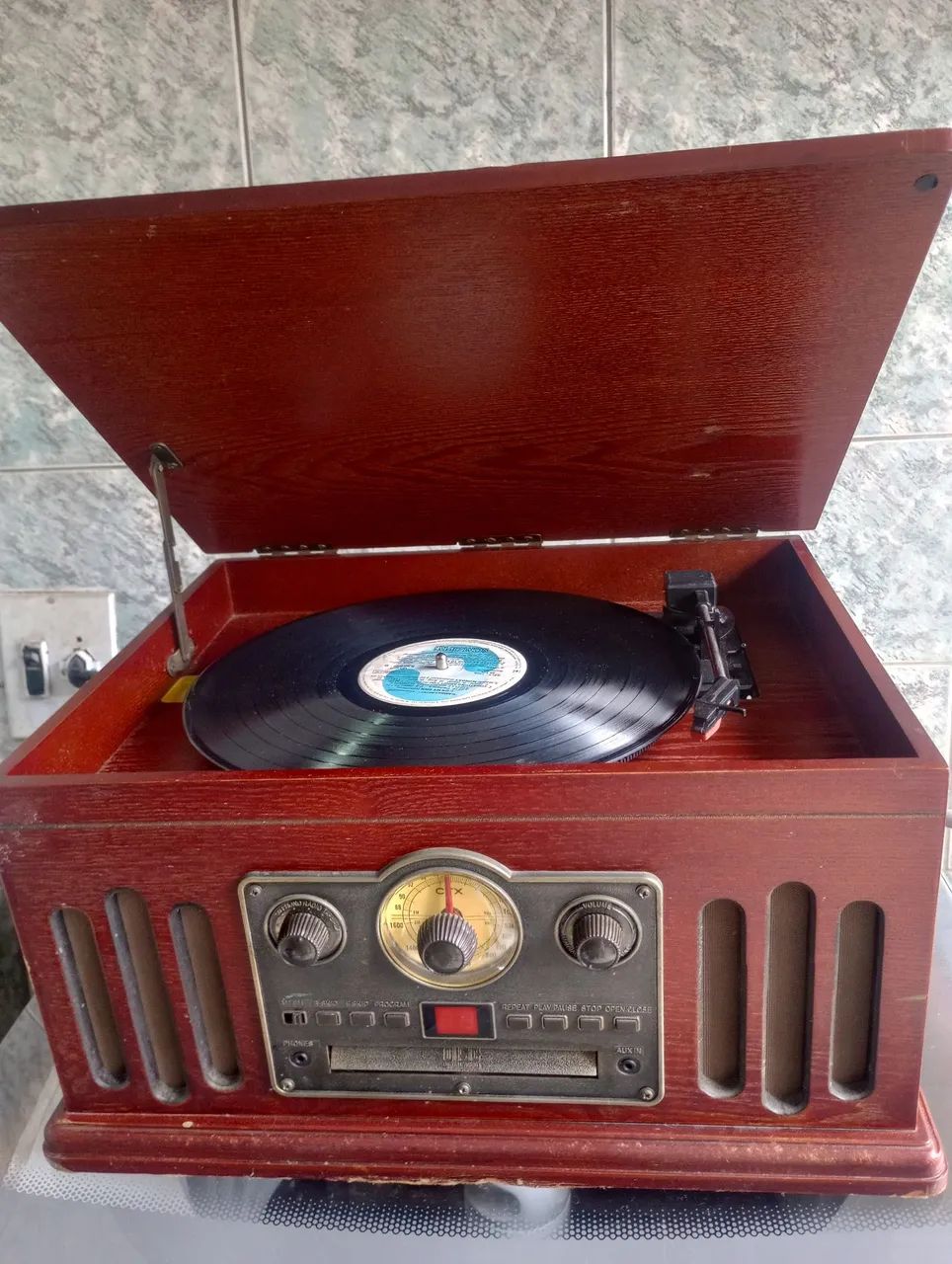 Toca disco anúncio pra comprovar idoneidade 