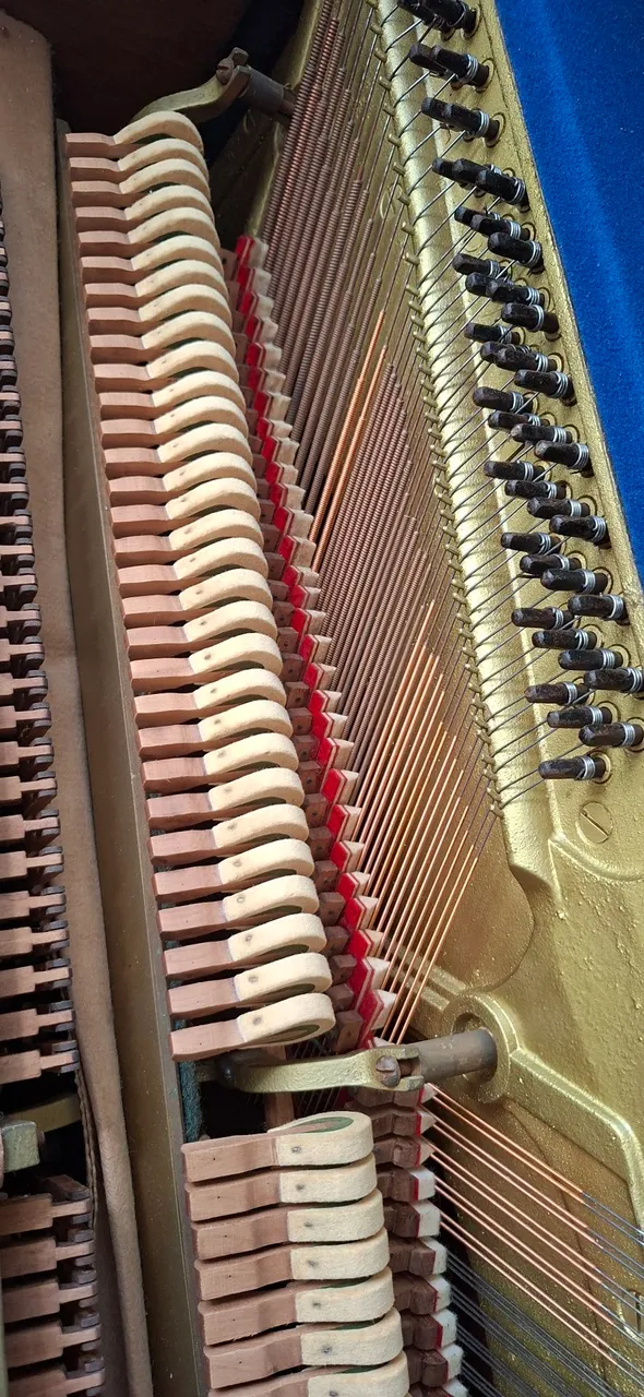 Piano vertical - Instrumento musical