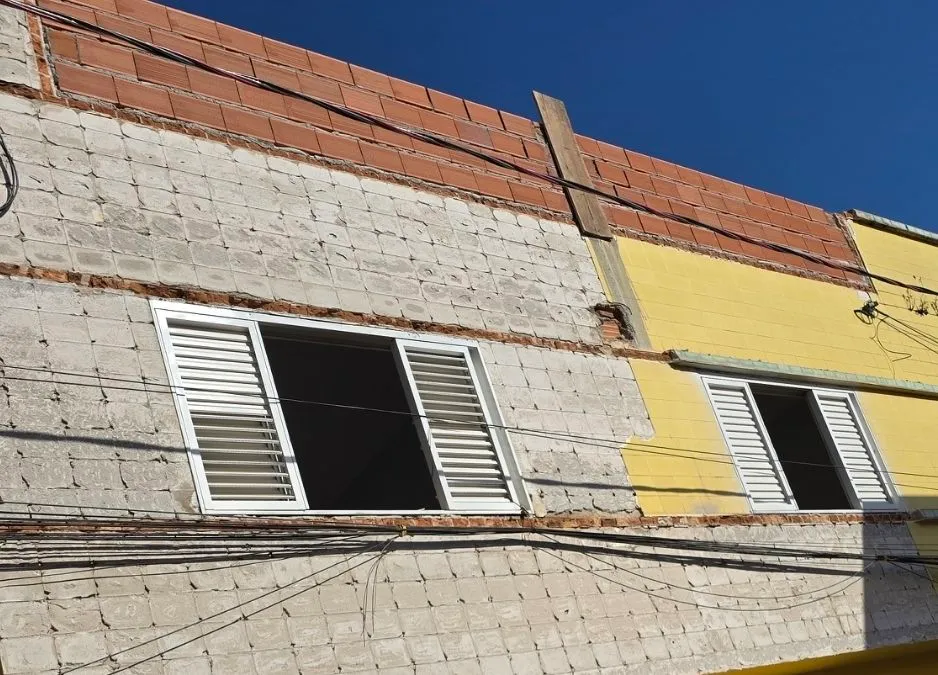Janelas de alumínio com venezianas alumínio. Muito conservada