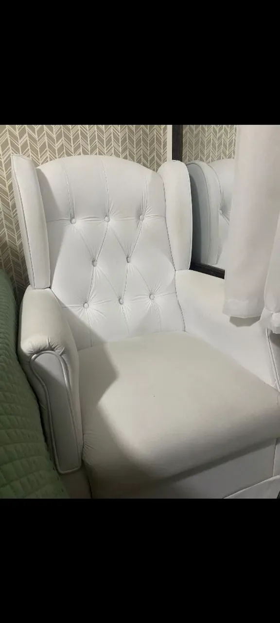 Poltrona branca com design elegante