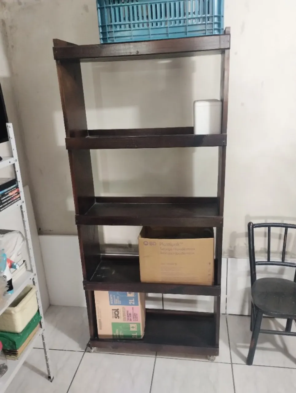 Estante de madeira maciça. Leia o anúncio