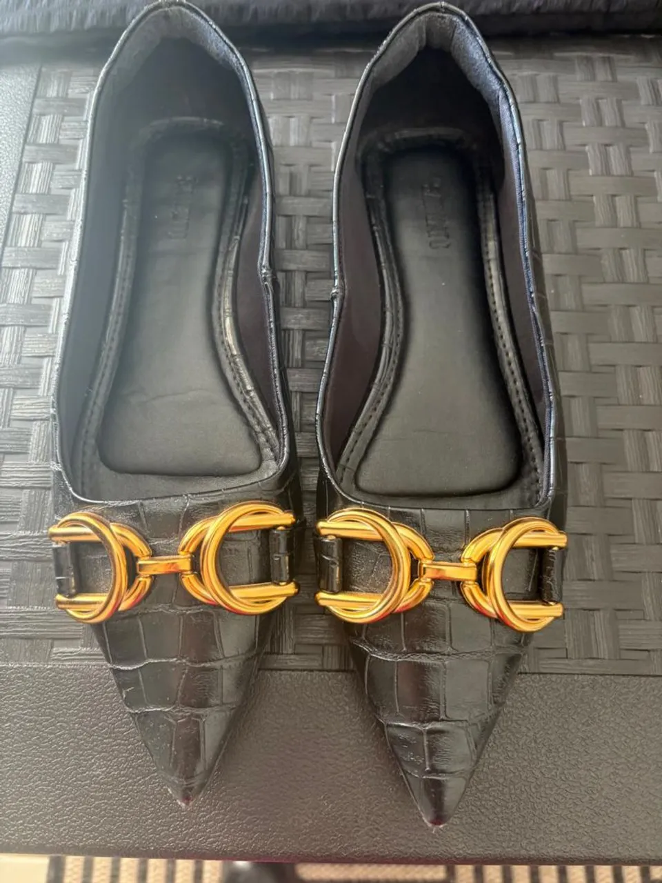 Sapatilha preta com detalhe dourado- Bico fino n35