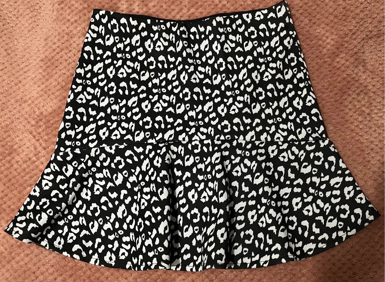 Saia curta com estampa de onça em preto e branco