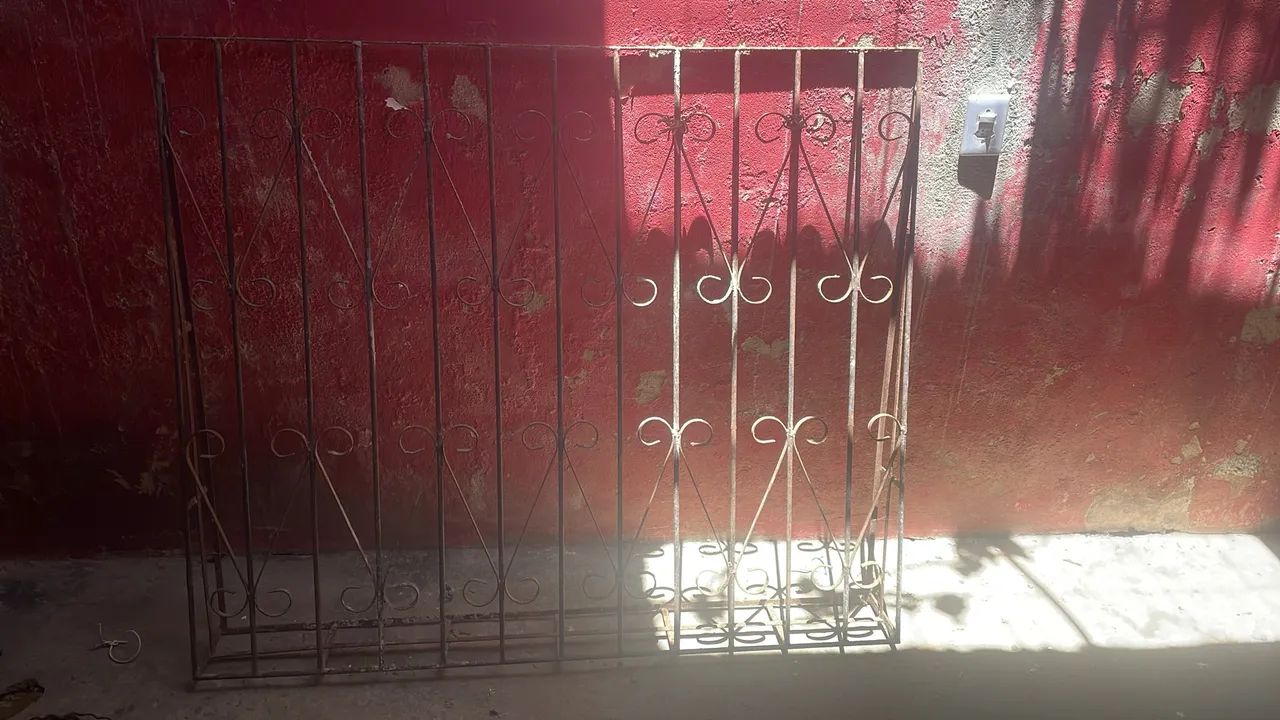 3 grades de janelas, 1 portão de grade 