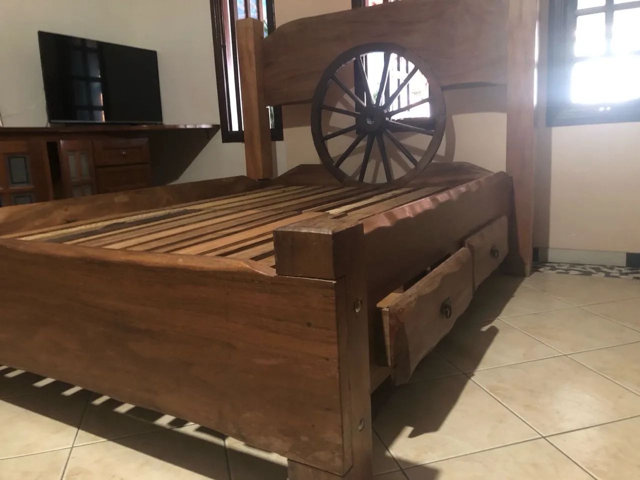 Cama de Madeira Maciça com Cabeceira 