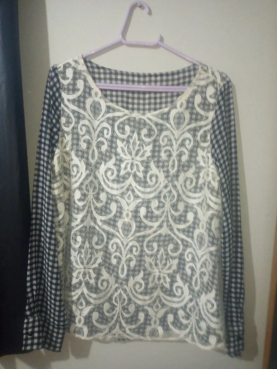 Camisa feminina com detalhes em renda e estampa xadrez