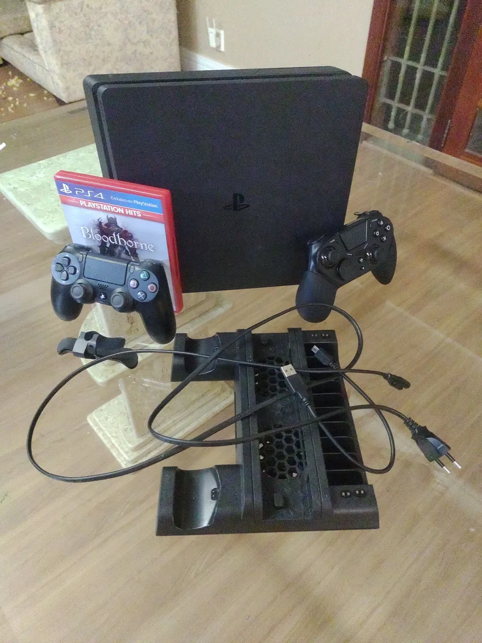 PlayStation 4 Slim 1TB + Acessórios e Jogo Bloodborne
