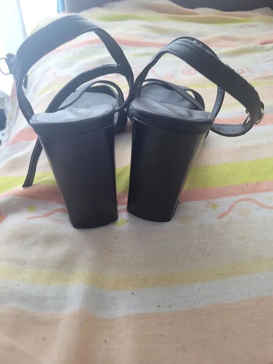 Sandálias pretas de salto alto - Foto 3