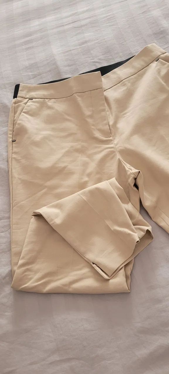 DEAPAGO RENNER - CALÇA ALFAIATARIA BEGE COM ELASTANO E ELÁSTICO ATRÁS  - Foto 2