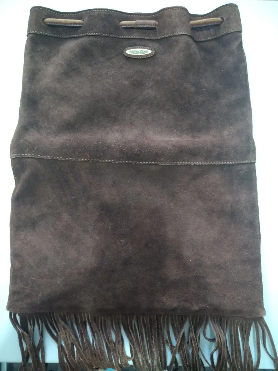 Bolsa de couro marrom com franjas da marca Phillipe Martin bem conservada.