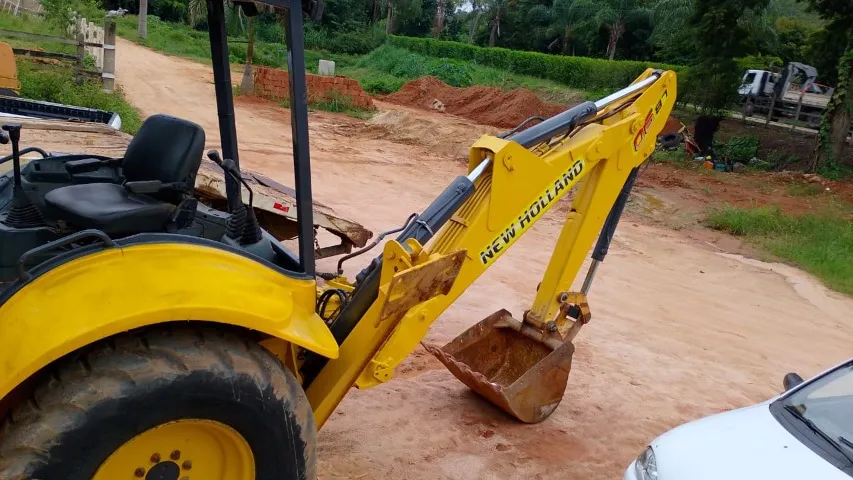 Vendo Retroescavadeira New Holland LB90 4x4 2009 - Excelente Estado e Pronta para Trabalha