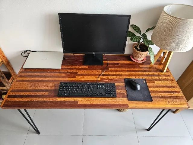 Mesa escrivaninha 135 x 60 de madeira de lei e ferro - Foto 4