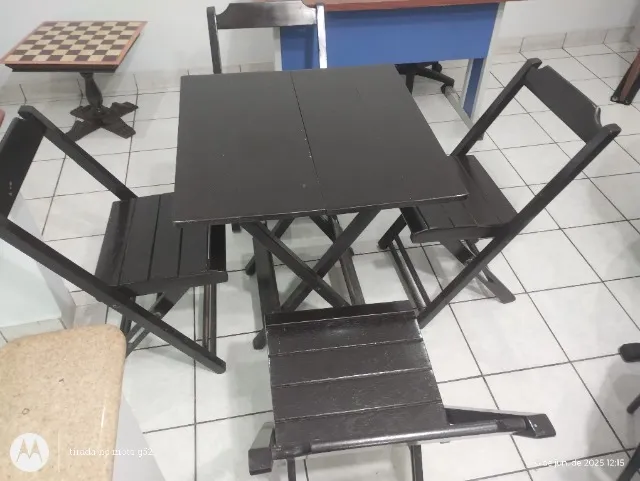 3 conjuntos de mesas com 4 cadeiras cada jogo
