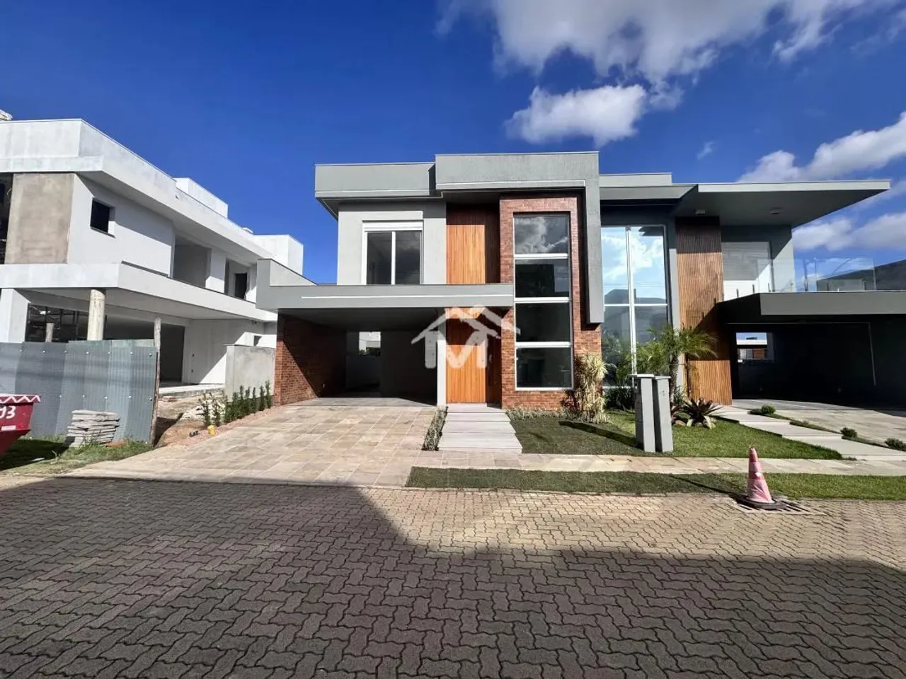 Sobrado Novo em Canoas - Condomínio Las Brisas, com piscina, churrasqueira e portaria 24h.