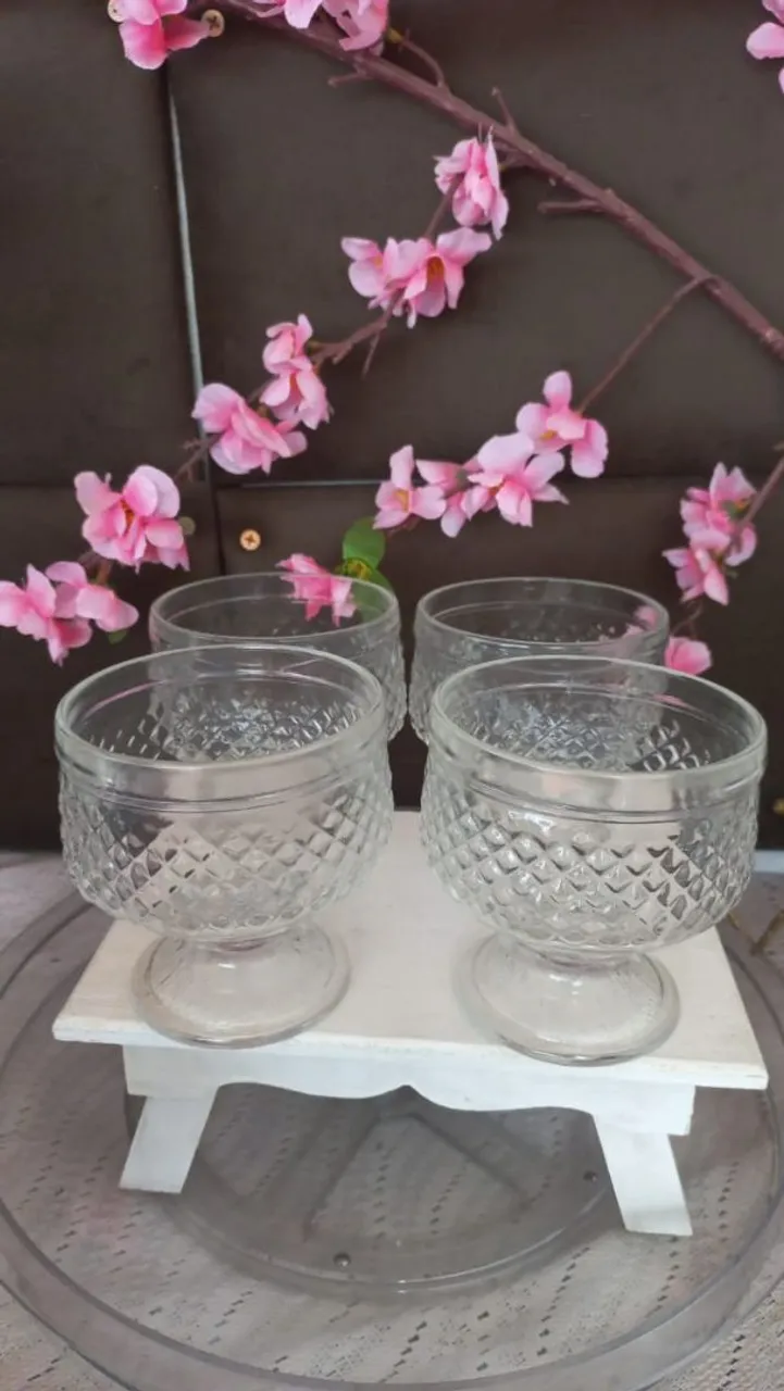 Conjunto de taças de vidro para sobremesa
