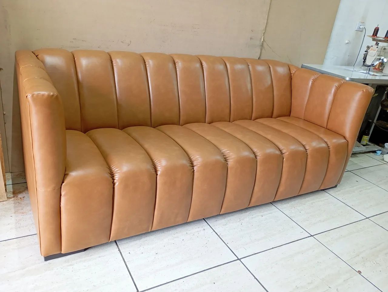 Sofá de Couro Moderno e Elegante veja a descrição completa  - Foto 5