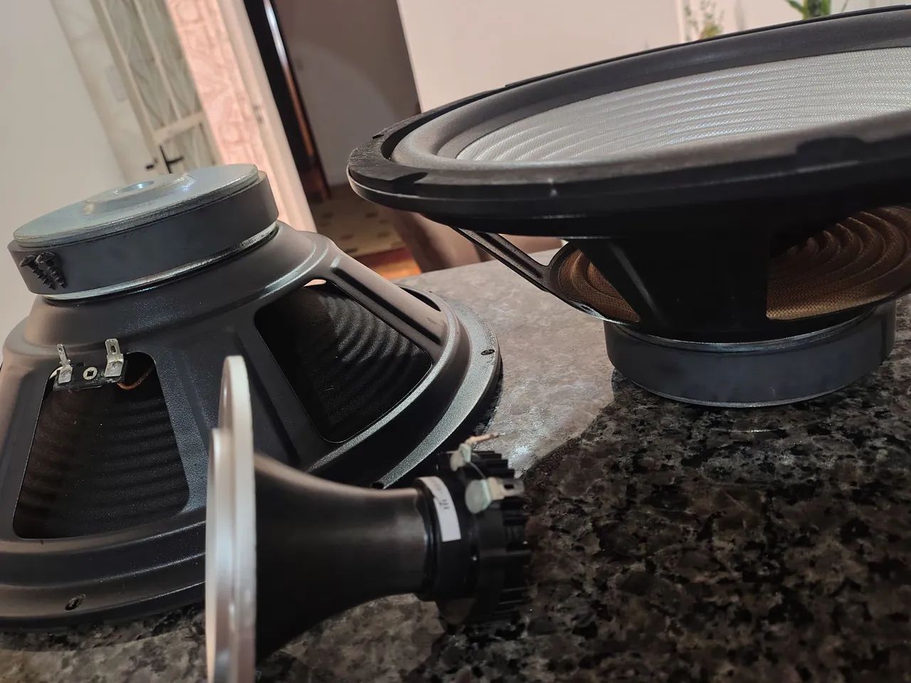 VENDO DOIS AUTO FALANTES SUBEWOOFERS 12 POLEGADAS + CORNETA MULTILASER EXATAMENTE NOVOS! - Foto 2