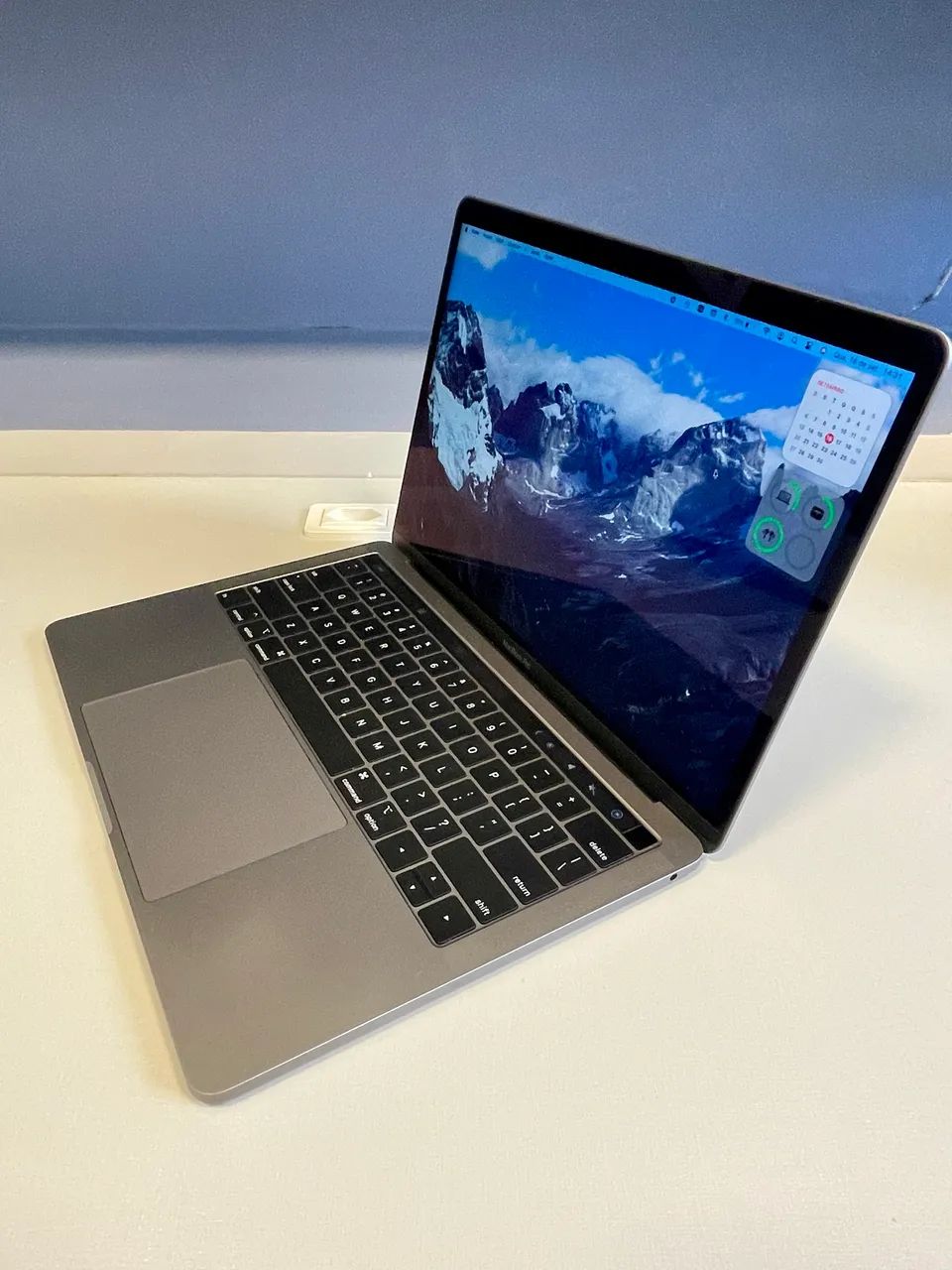 MacBook Pro 13? 2019 i5 8GB 256GB Touch Bar - Estado de Novo