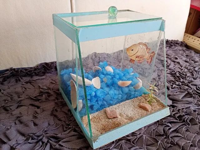 Aquario de vidro com decoração, pedraria e tampa. - Foto 5
