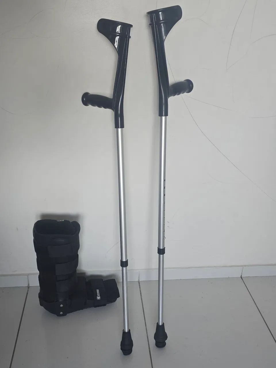 Muletas e Bota Ortopédica 