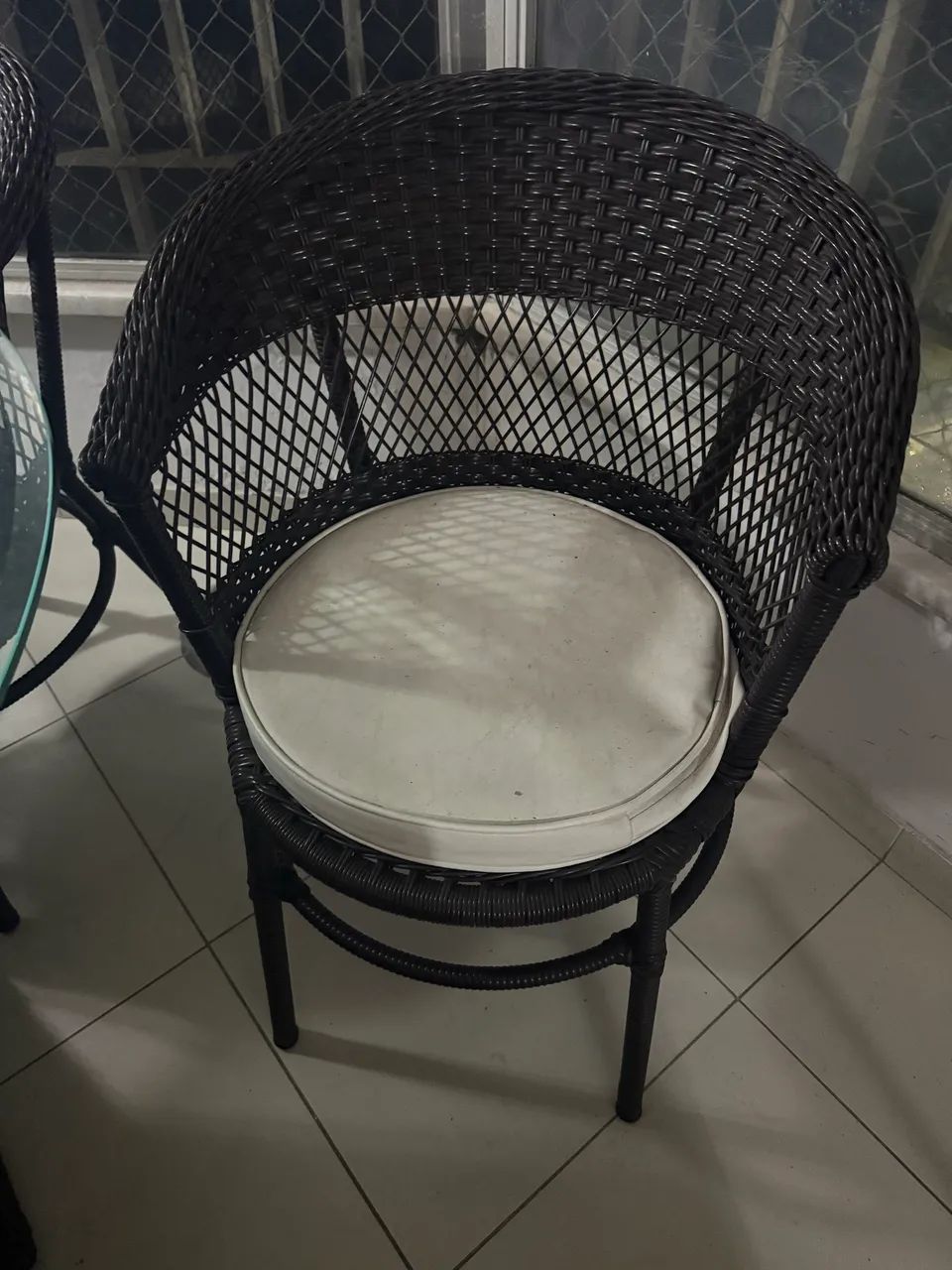 Mesa com tampo de vidro + 4 cadeiras - Excelente estado - Foto 4
