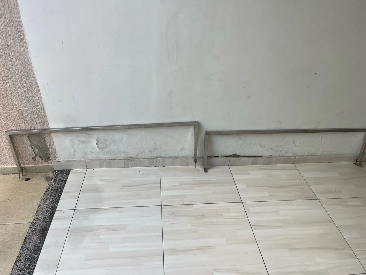 Vendo 4 suportes em inox  para colocar roupas  - Foto 3