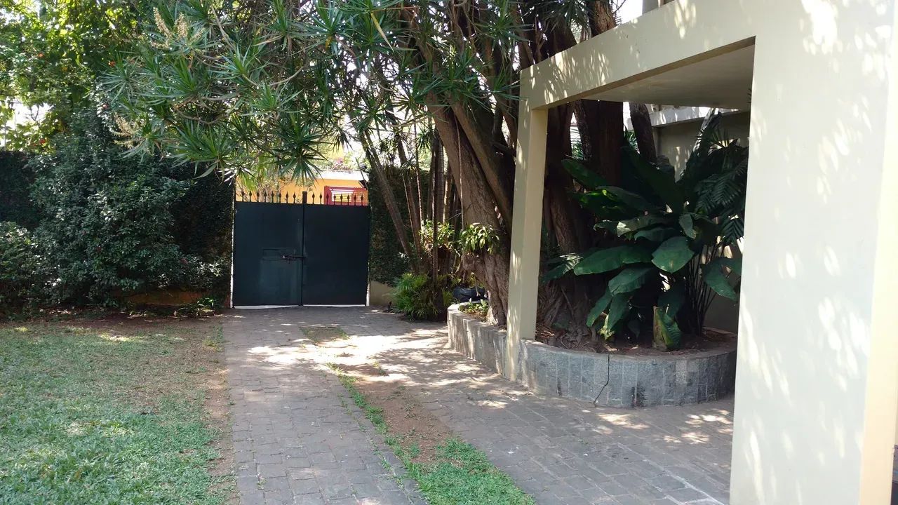 CASA bem LOCALIZADA , 674mts de TERRENO e 300mts c 04 dormitorios. - Foto 2