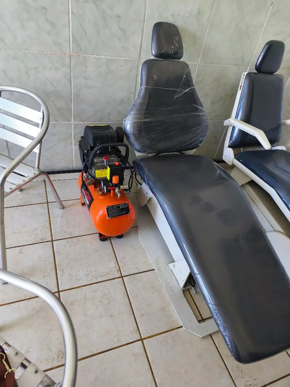 Cadeira de Dentista e compressor - Foto 3