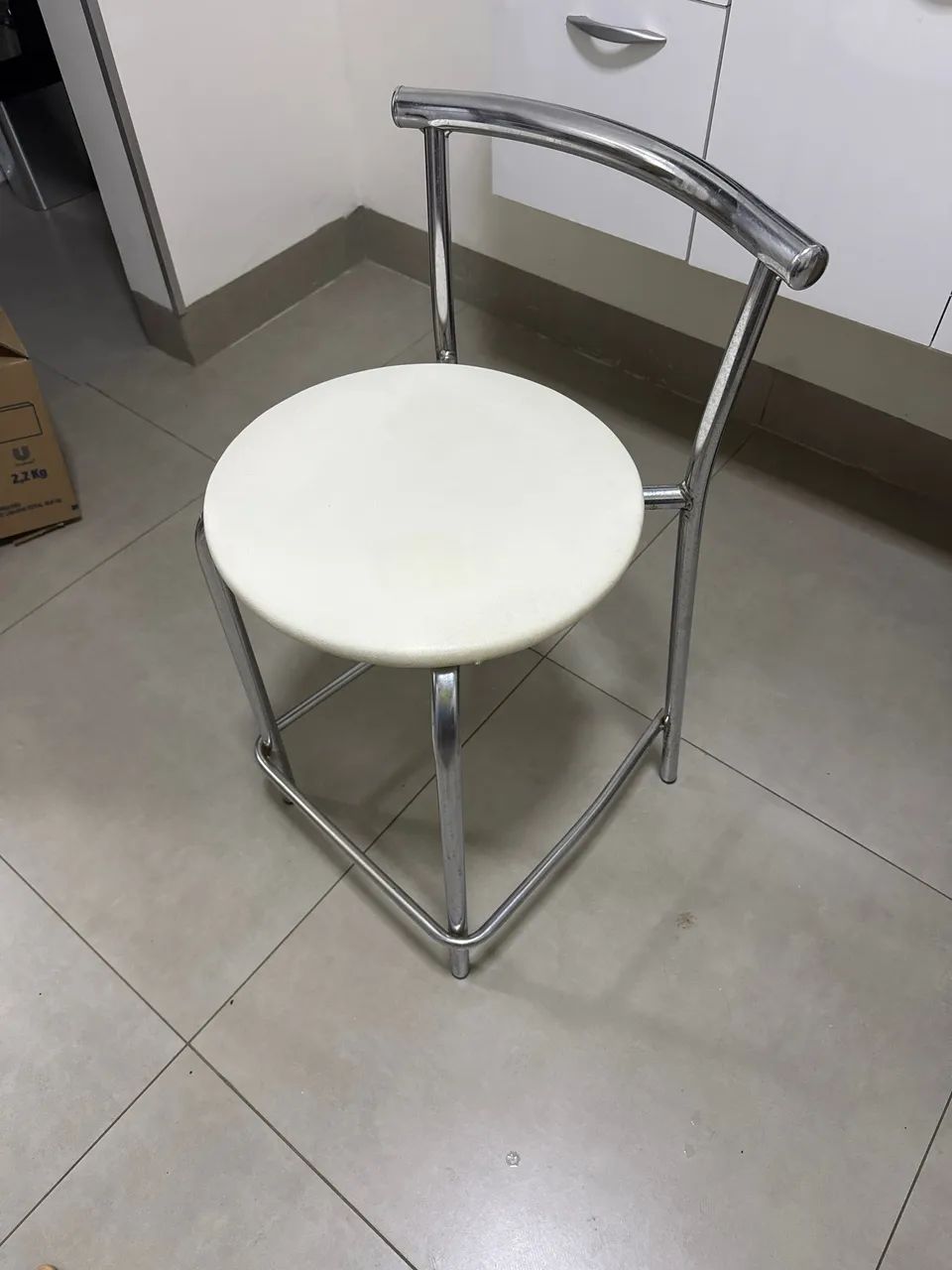 Banqueta Cromada com Encosto - Assento Branco no Coro
