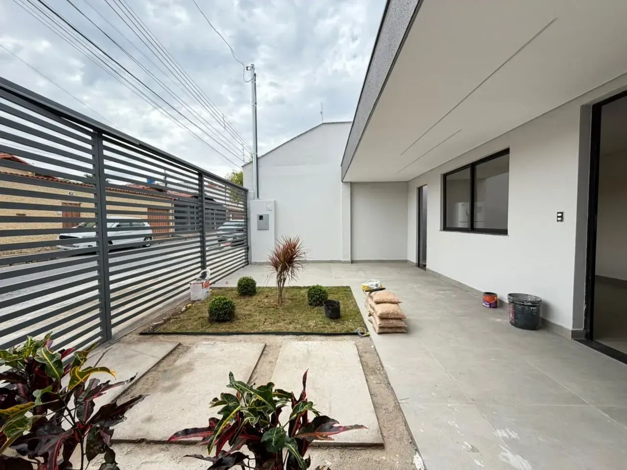 Casa linear com 3 quartos sendo1 suíte 2 banheiros 2 vagas - Foto 2