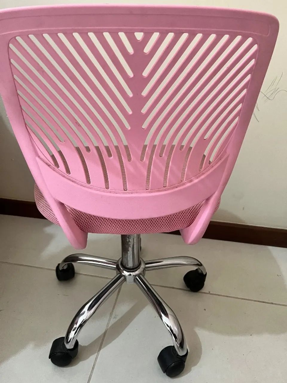Vendo cadeira giratória na cor rosa - Foto 2