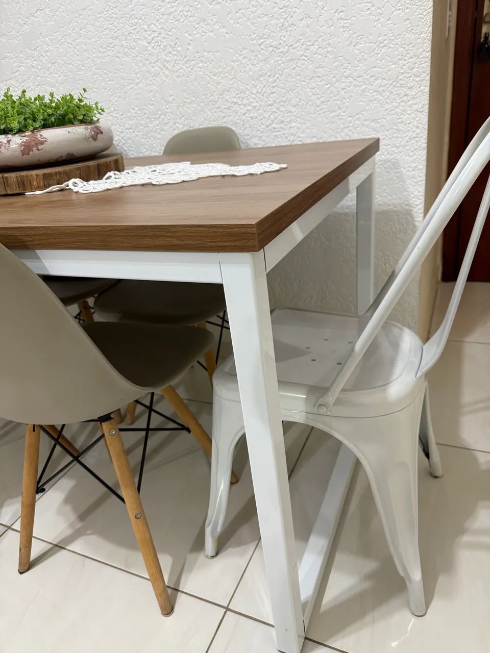 Mesa e cadeiras de jantar estilo industrial  - Foto 2