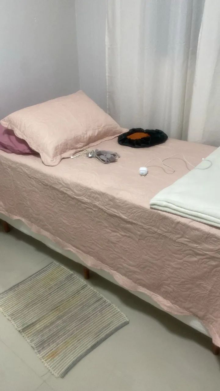 Cama solteiro nova, com os pés