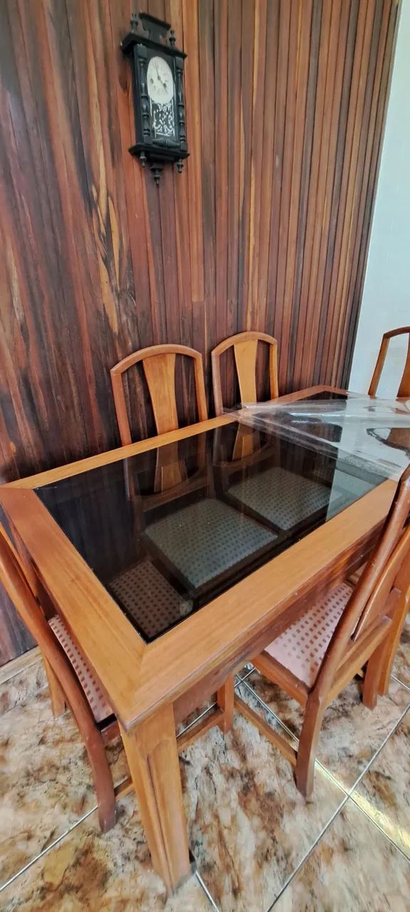 Mesa em madeira com tampo de vidro e seis cadeiras acochoadas e plástico de 4mm encima.  - Foto 4