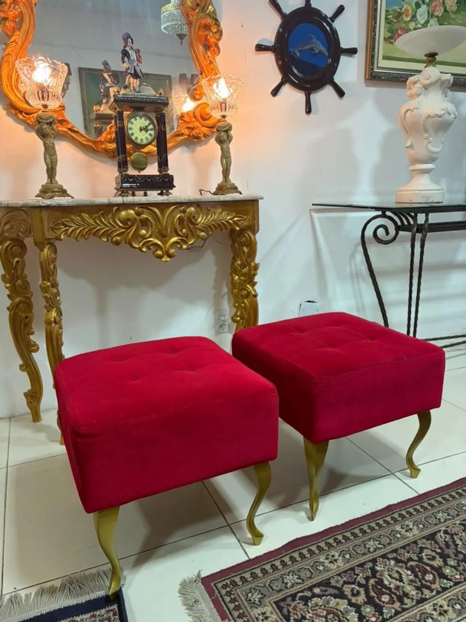 Par de Puffs em veludo vermelho com pés de Bronze