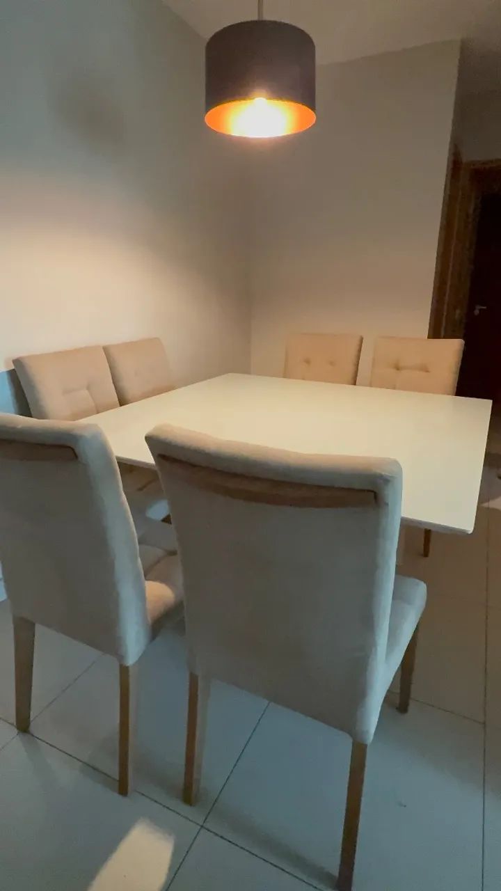 Mesa de jantar quadrada.
