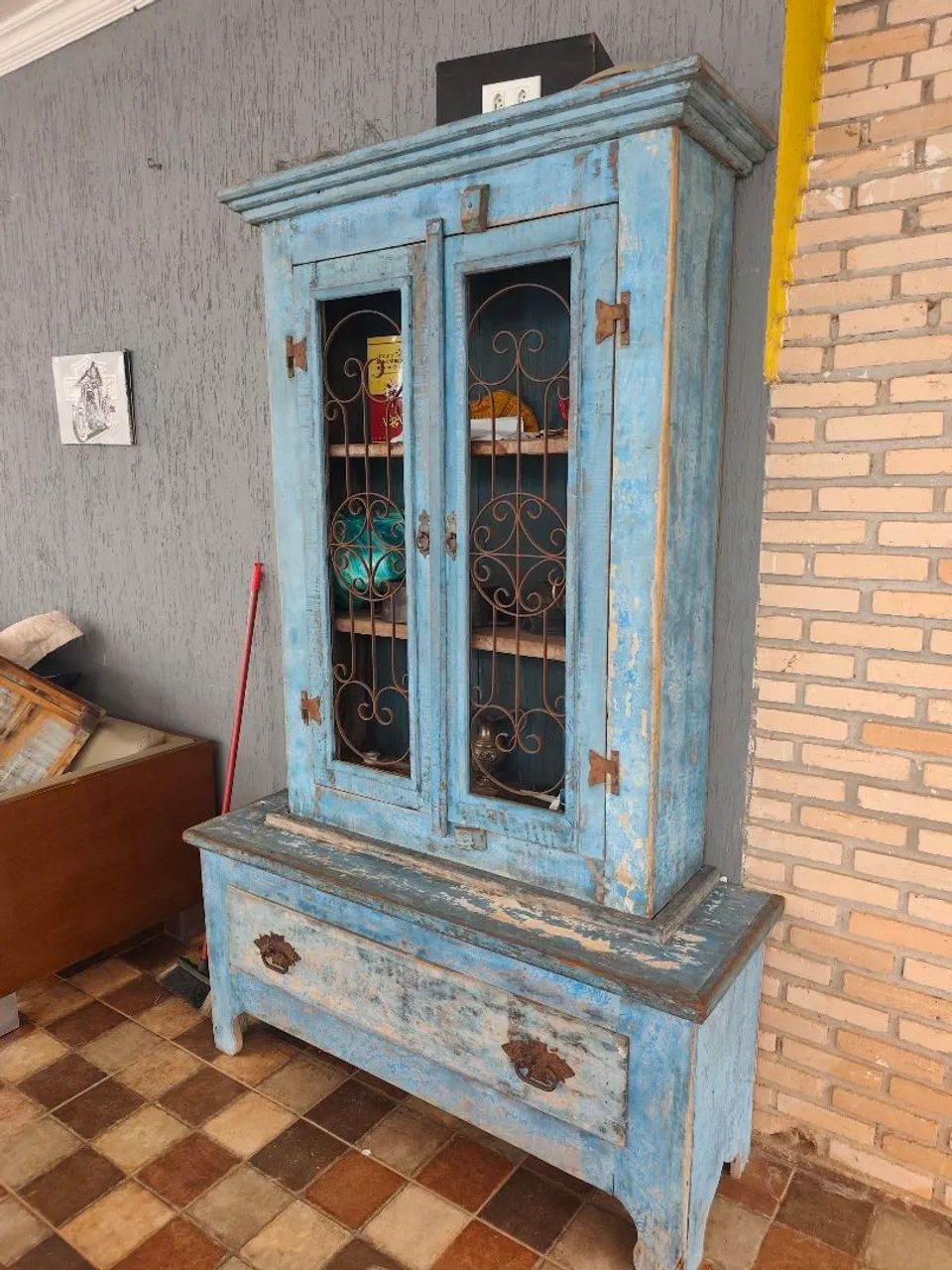 Demolition-style hutch