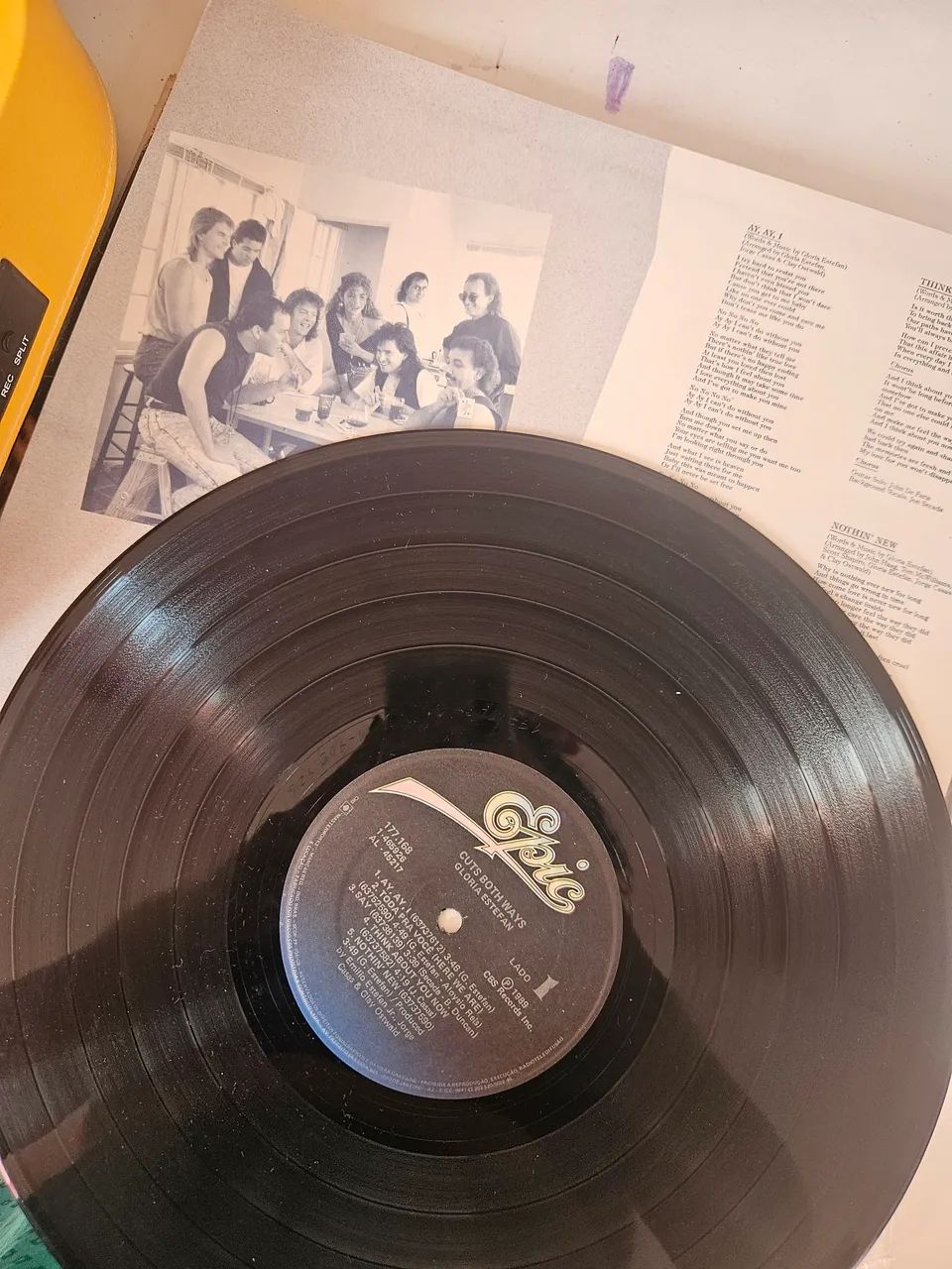 LP Vinil - GLÓRIA ESTEFAN - Cuts both ways  - Foto 3