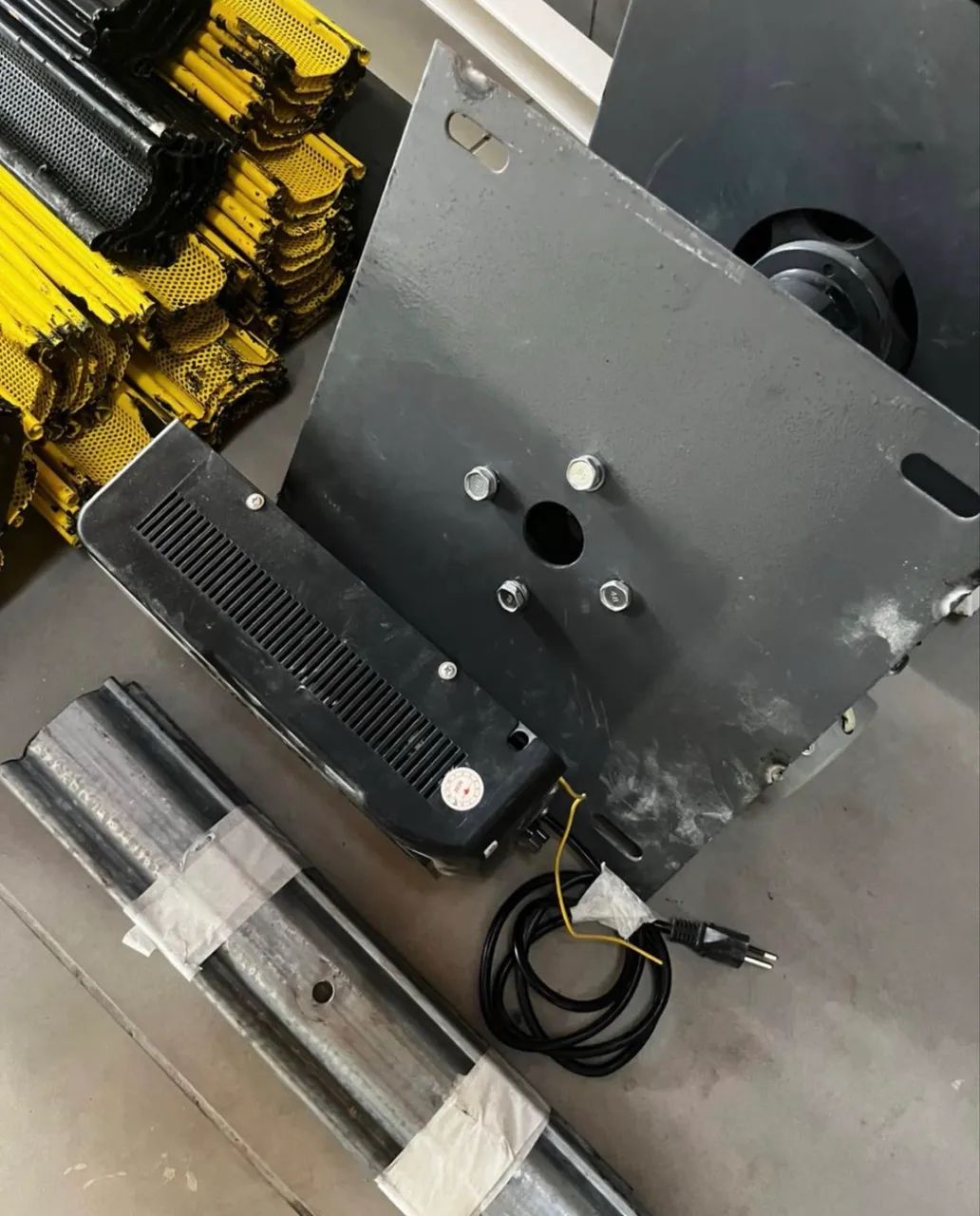 Porta de Enrolar Automática com Motor - Ótimo Estado - Foto 3