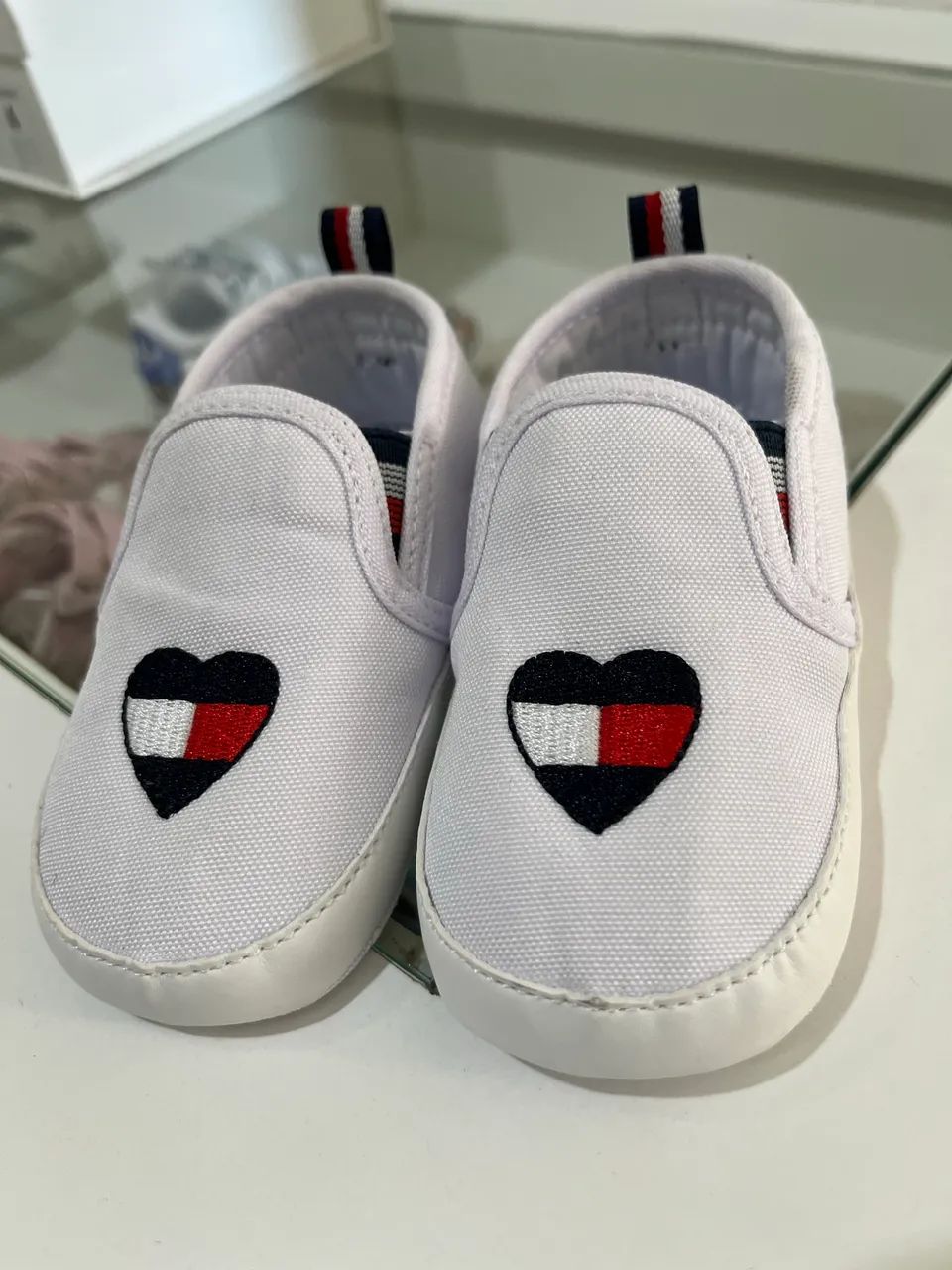 Sapatinho da Tommy Hilfiger de bebê Novo sem uso 