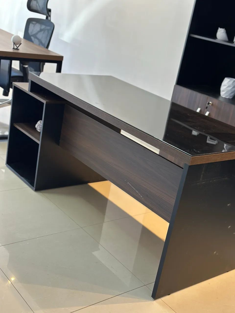 MESA DE ESCRITORIO COM GAVETEIRO E TAMPO DE VIDRO LOJA IKONOFFICE  - Foto 2