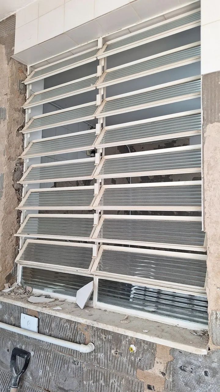 Vendo vitro basculante com vidros!! - Foto 3