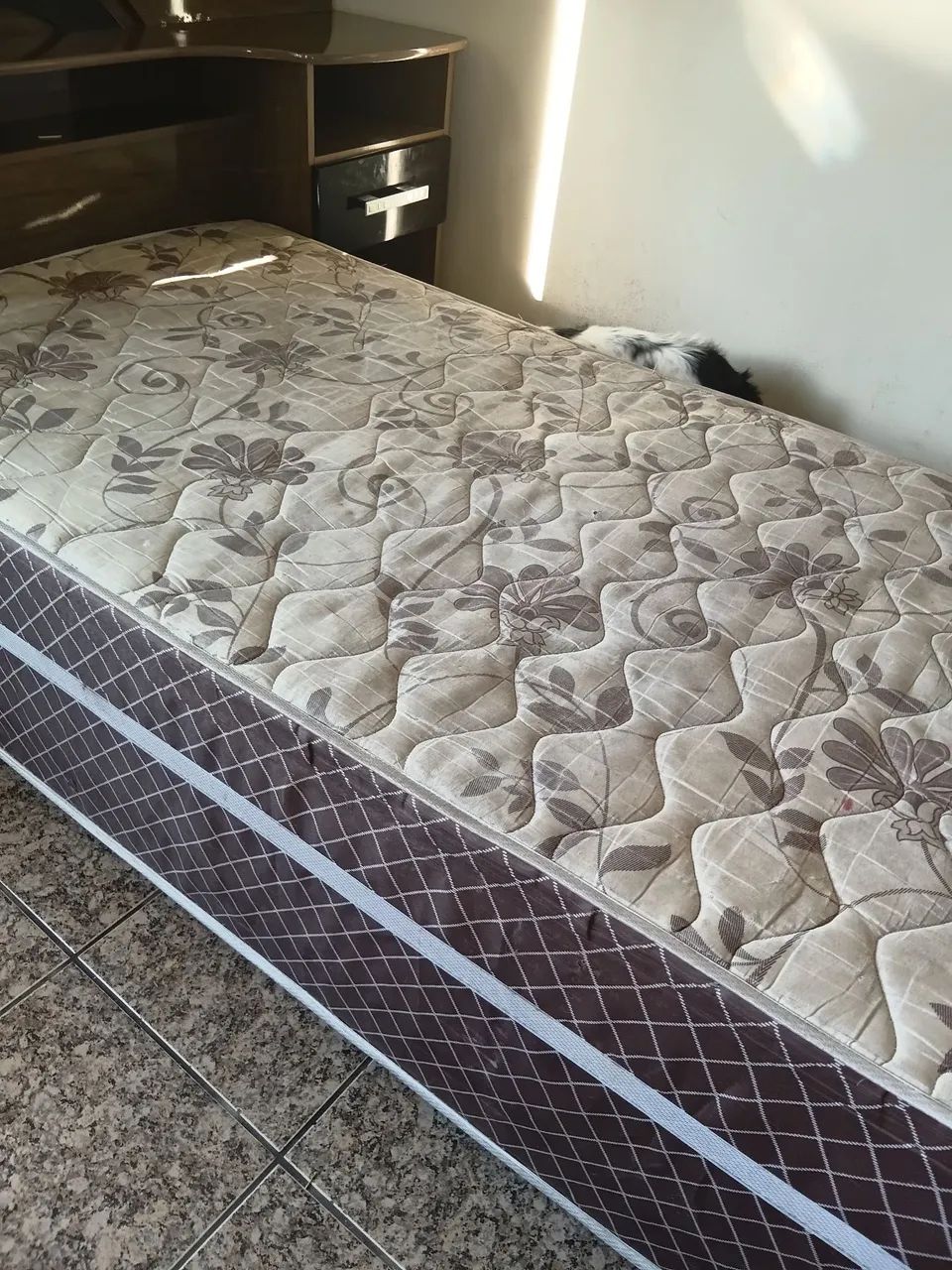 Vende cama box de solteiro com a cabeceira estado usada