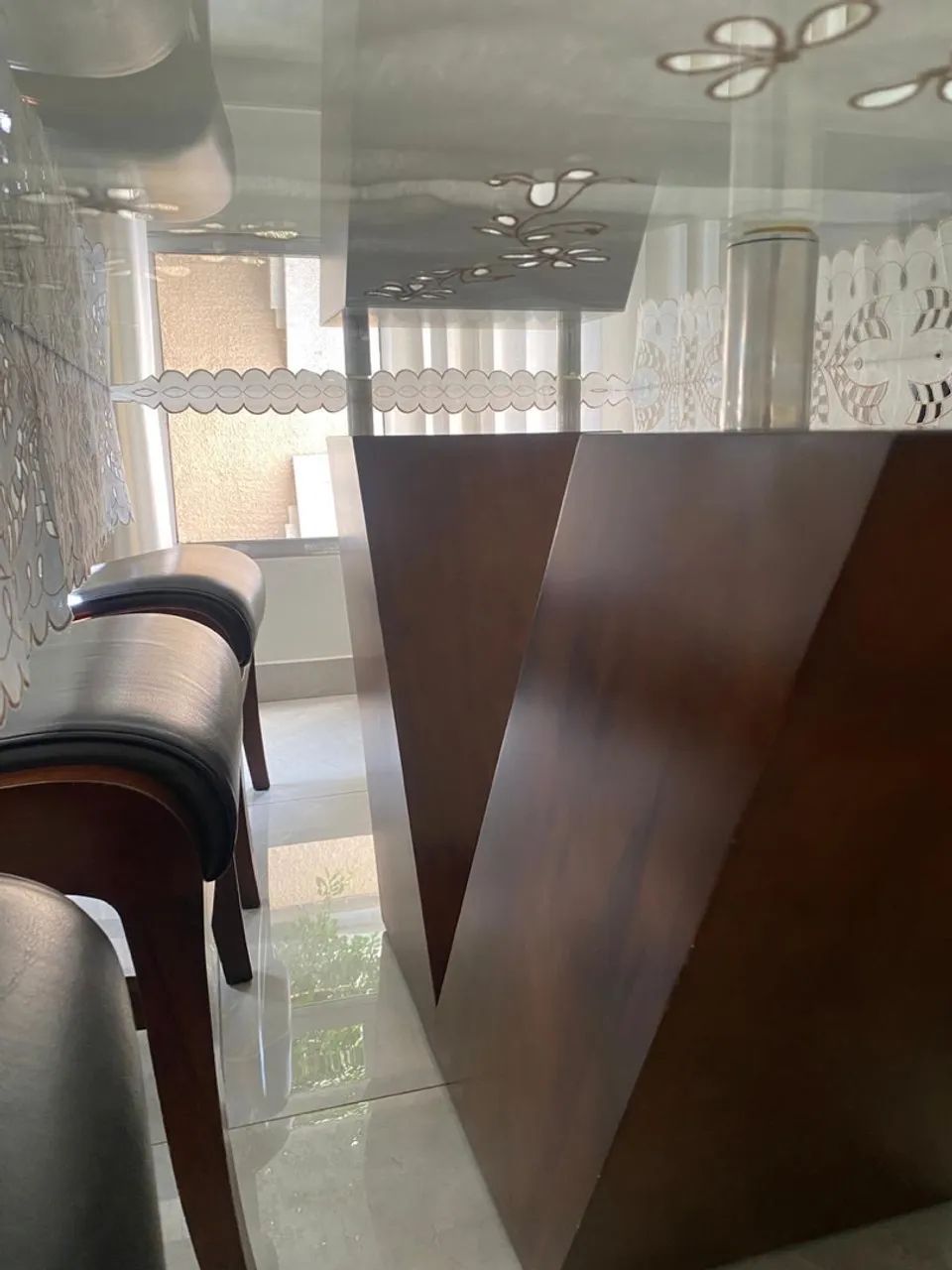 Mesa  da Líder com cadeiras em couro original - Foto 4