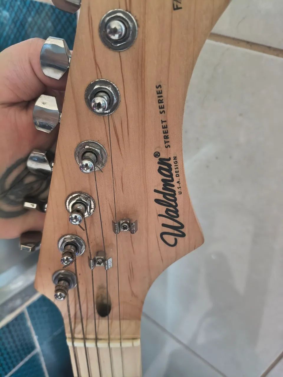 Guitarra Waldman com amplificador  - Foto 4