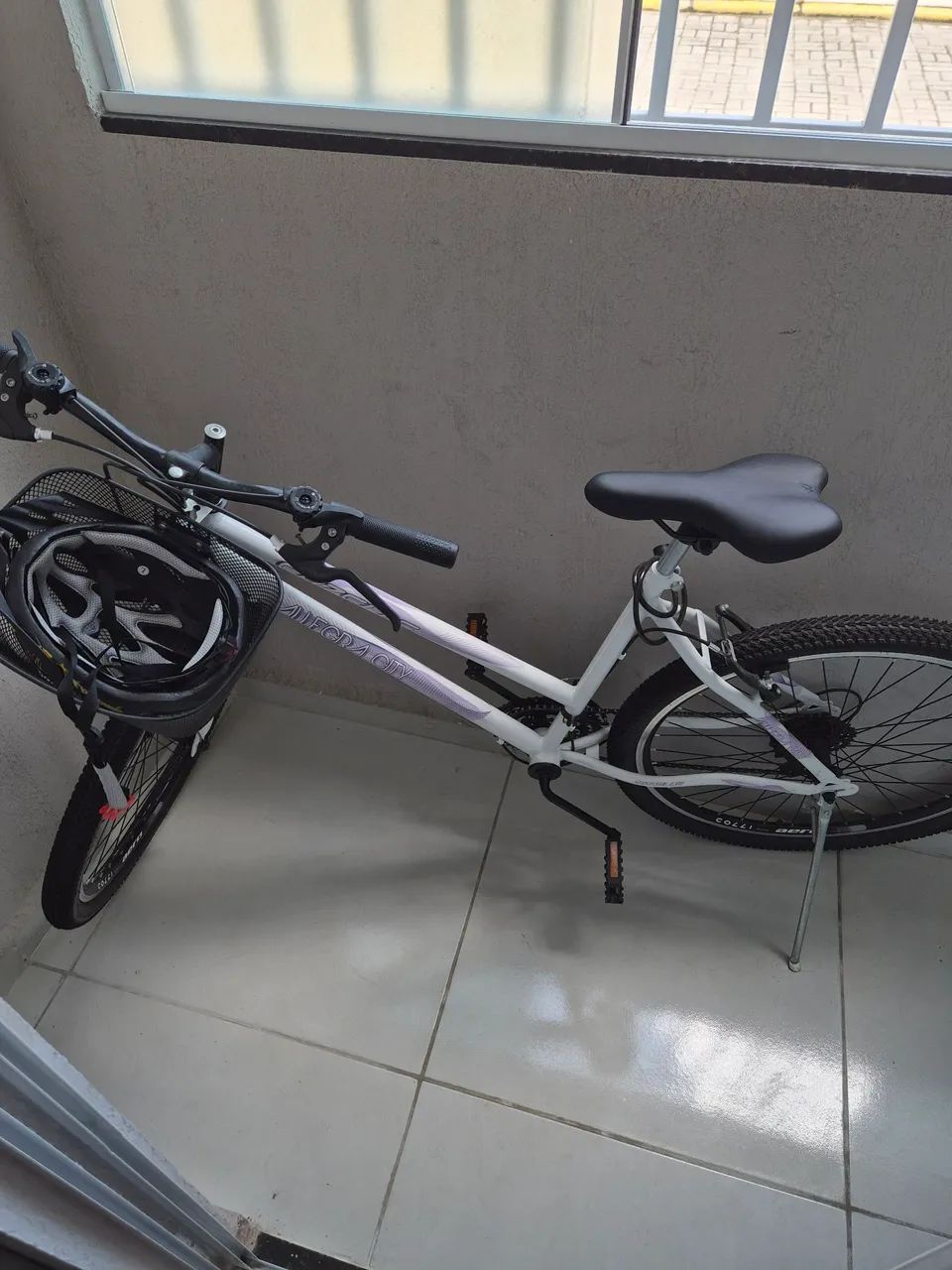 Bicicleta com cesta, capacete e corrente  - Foto 2